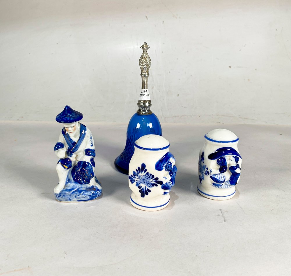 Llamador Azul, Salpimenteros Cerámicos Orientales y Figura "Anciano" Oriental