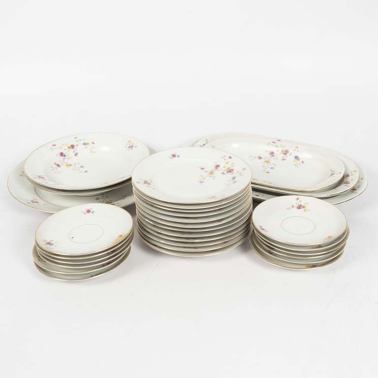 30 Piezas de juego de mesa de porcelana Bavaria Johann Seltmann Vohenstraub. Fondo blanco decorado flores con borde dorado.  - Medidas: Plato de lunch 20cm