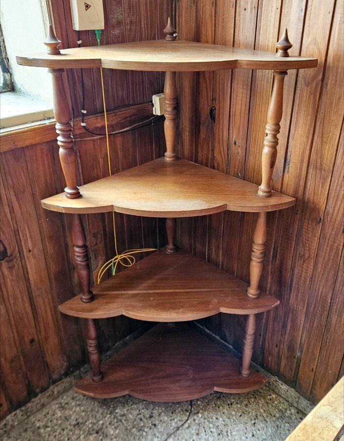 Esquinero de Madera Rústico con Tres Estantes