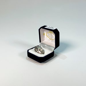 Anillo de Fantasía Plateado con Decoración en Relieve - imagen 2