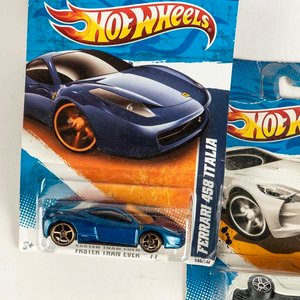 4 autos colección 3 Hot Wheels y 1 Maisto en su blister original  - imagen 2