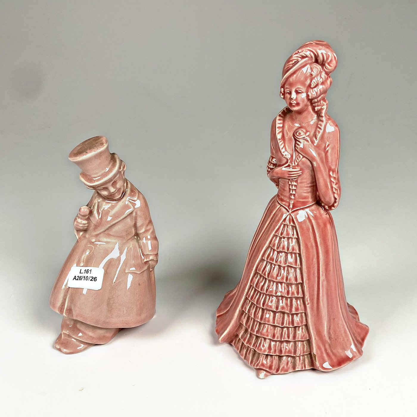 Figuras de Loza Rosa: Dama y Caballero Estilo Antiguo