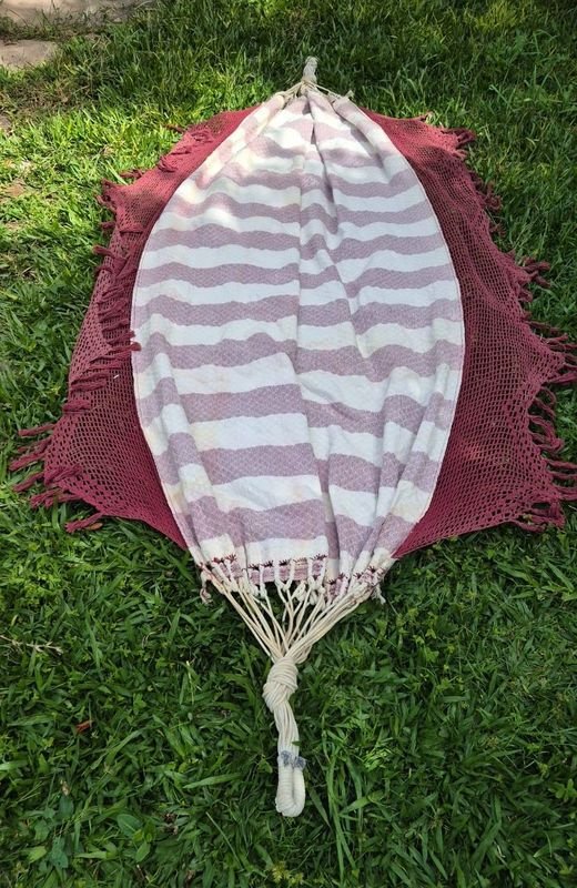 Hamaca Paraguaya De Tela Reforzada a Rayas Blancas y Bordó con Extremos De Tejido Decorativo a Crochet y Sogas Blancas - imagen 2