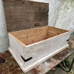Baúl Antiguo de Madera Rústica con Herrajes Metálicos - imagen 5