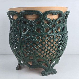Macetero Decorativo Metálico Calado Verde Oscuro "Made in Australia" - imagen 4