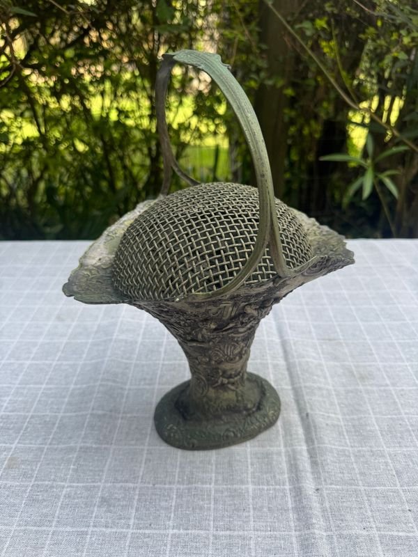 Cesto o Florero de Metal Repujado con Asa y Cúpula de Malla - imagen 2