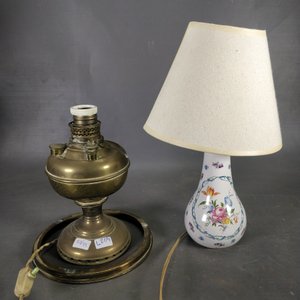 Lote de 2 Lámparas: Una de Aceite Miller Incompleta y Otra de Porcelana Decorada - imagen 1