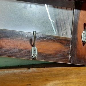 Perchero de Madera con Repisa, Espejo y 3 Ganchos (1 Quebrado) - imagen 2