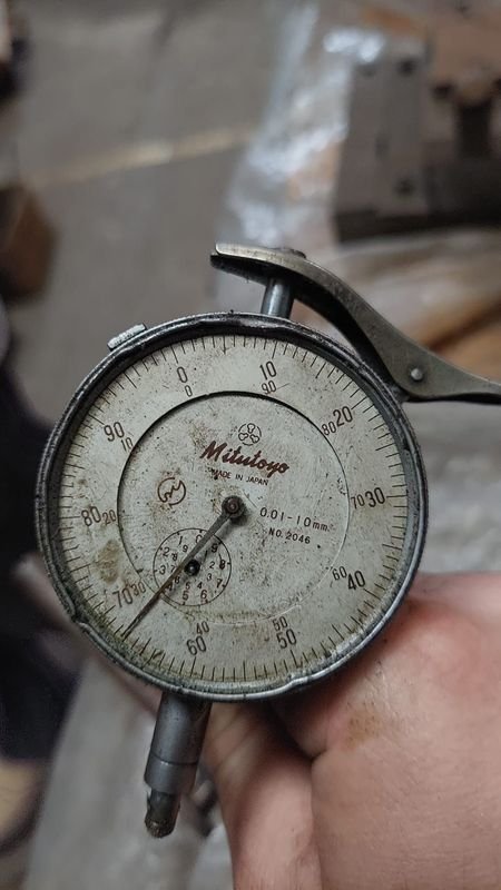 Instrumento Mitutoyo dañado con base inmantada