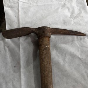 Pico y Pala Ancha de Metal con Mango de Madera - imagen 1