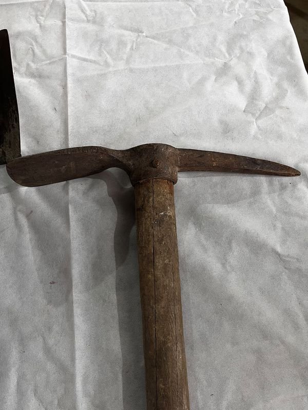 Pico y Pala Ancha de Metal con Mango de Madera