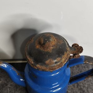Cafetera Esmaltada Azul Antigua con Detalles de Óxido - imagen 4