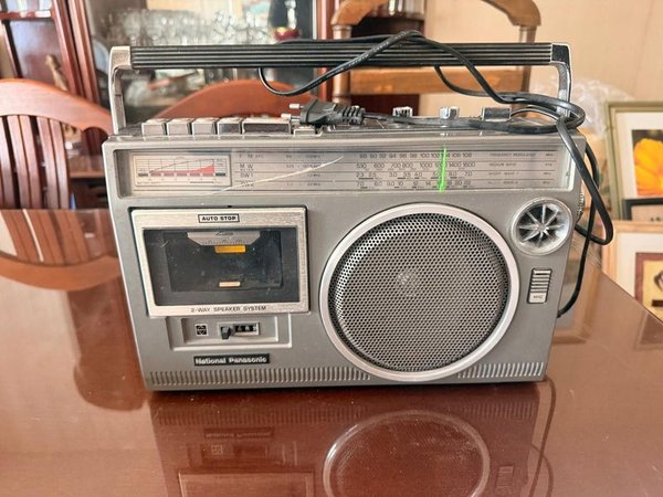Radio Grabador Portátil National Panasonic con Casete y Parlante - imagen 1