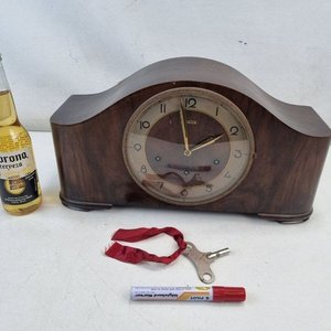 Antiguo Reloj de Sobremesa Junghans con Caja de Madera Curva y Maquinaria a la Vista - imagen 2