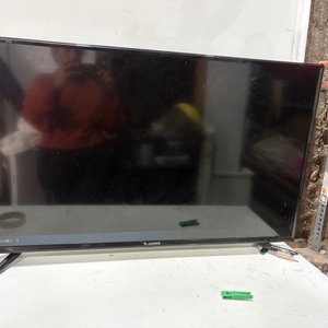 Lote siguiente: Televisor James LED con detalle en pata