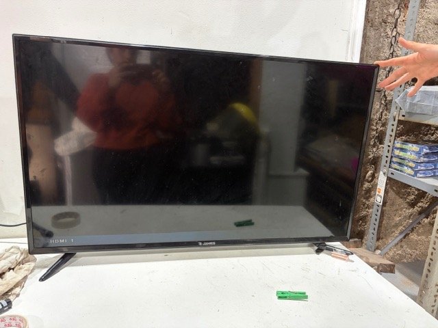 Televisor James LED con detalle en pata