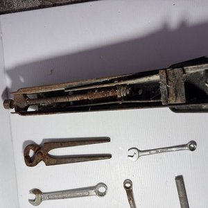 Lote de Herramientas Varias: Gato Mecánico, Tijera de Podar, Martillos, Llaves y Dados - imagen 2
