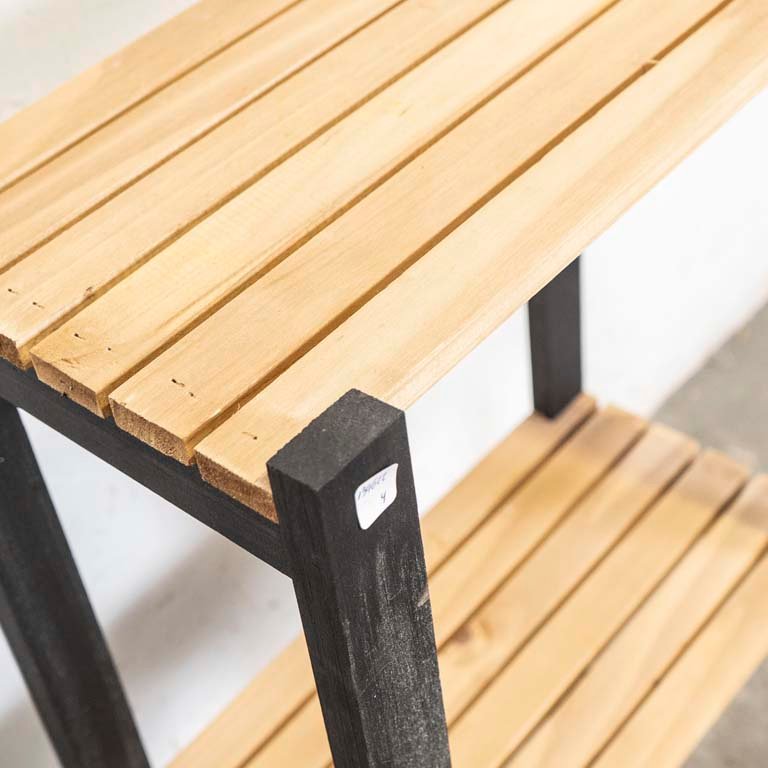 Estante de madera con estructura pintada de negro y estantes de tablillas - imagen 2