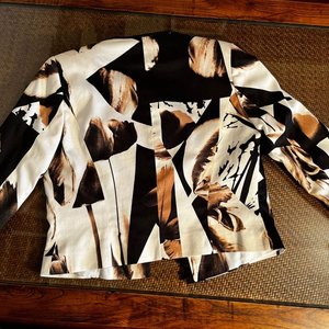 Lote anterior: Torera Blanca con Estampado Floral en Negro y Marrón - Talle S
