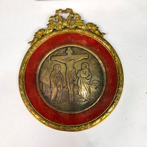 Lote de Adornos Religiosos y Objetos Vintage: Cruz, Caja Alhajera, Jarrita y Más - imagen 3