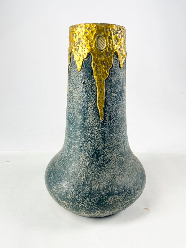 Lote siguiente: Florero en ceramica negro y dorado de 36 cm