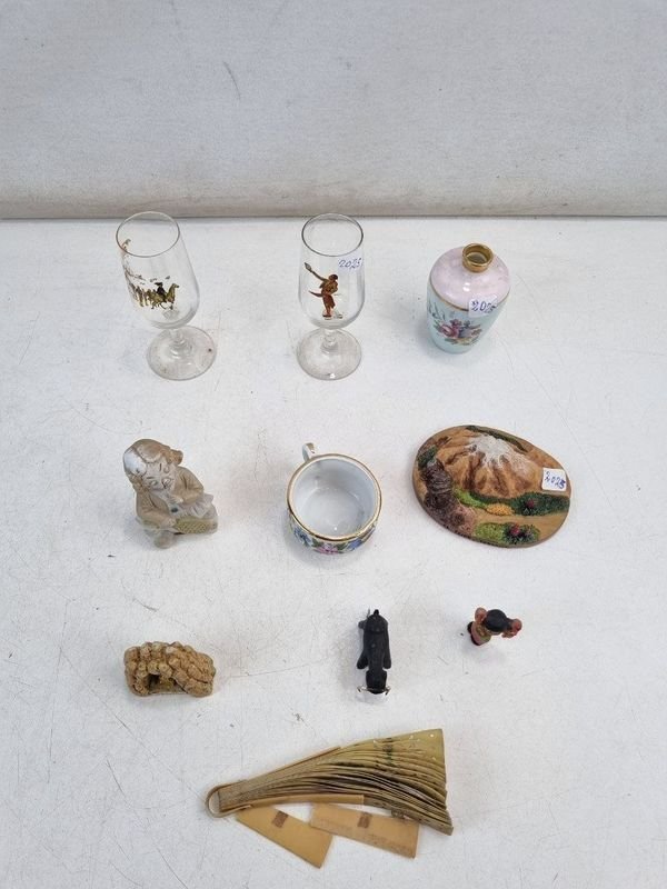 Conjunto de Miniaturas Decorativas: Vasos, Taza Guillen 'Made in Spain' y Figuras - imagen 1