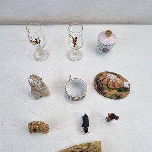 Lote anterior: Conjunto de Miniaturas Decorativas: Vasos, Taza Guillen 'Made in Spain' y Figuras