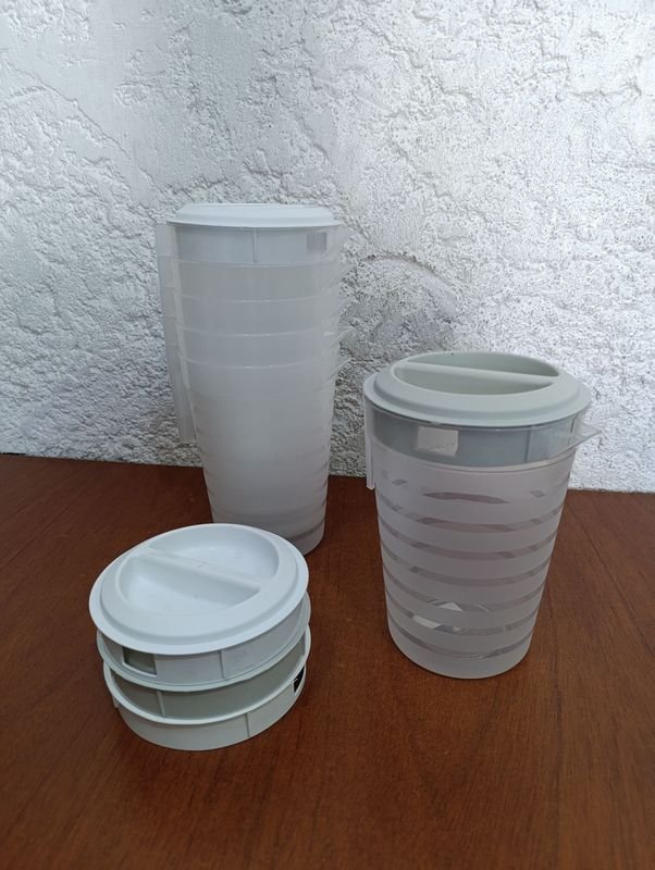 Lote siguiente: Jarras PVC transparentes y estantes