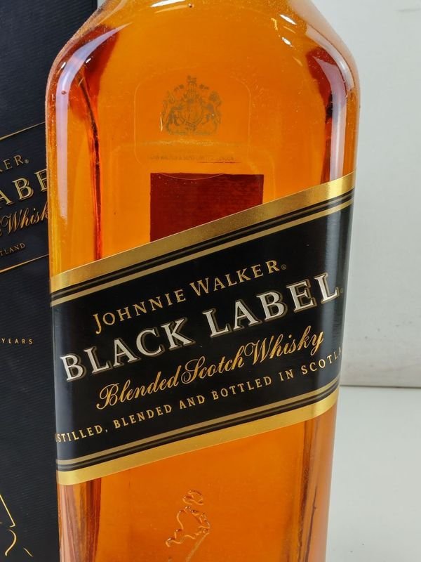 Whisky Johnnie Walker Black Label 1Lts Cerrado - imagen 2