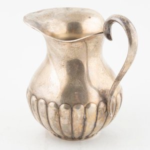 Lechera de Plata Española Antigua con Base Lobulada - imagen 2