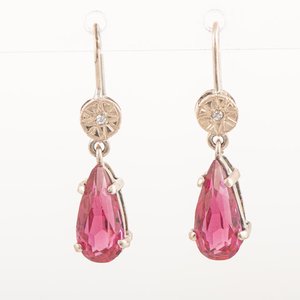 Lote siguiente: Par de Caravanas de Oro con Piedras Rojas y Brillantes