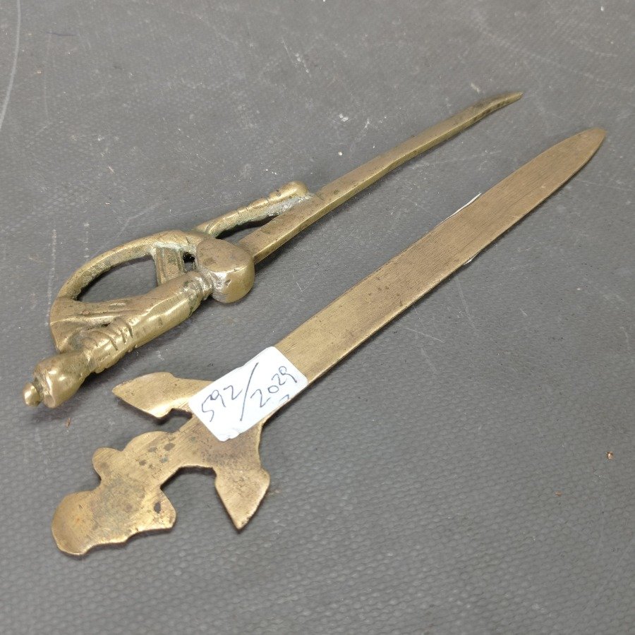 Dos abre cartas en bronce macizo con fisonomía de ancla y espada - imagen 5