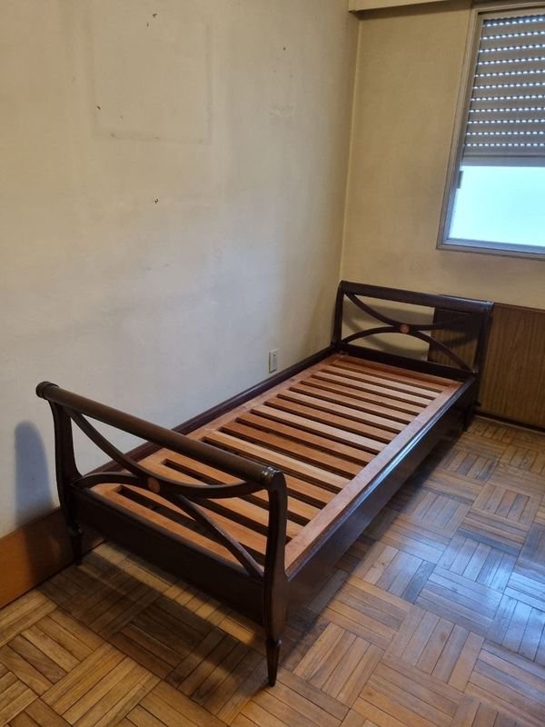 Elegante Cama de 1 Plaza Estilo Clásico en Madera Lustrada Oscura