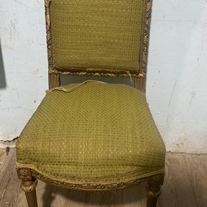 Lote siguiente: Silla Estilo Luis XV Tapizada en Verde con Detalles Dorados