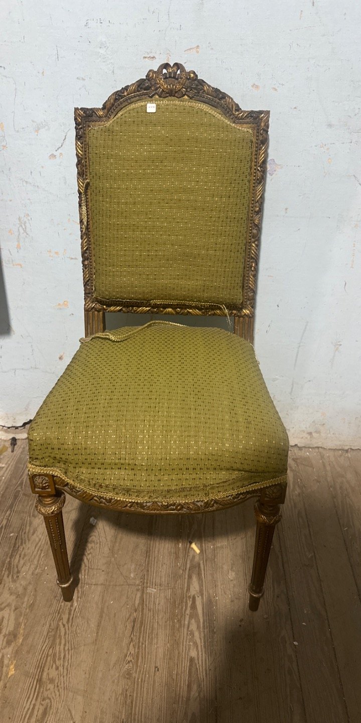 Silla Estilo Luis XV Tapizada en Verde con Detalles Dorados