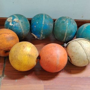 Lote de 8 Boyas Esféricas Usadas en Varios Colores y Tamaños - imagen 3