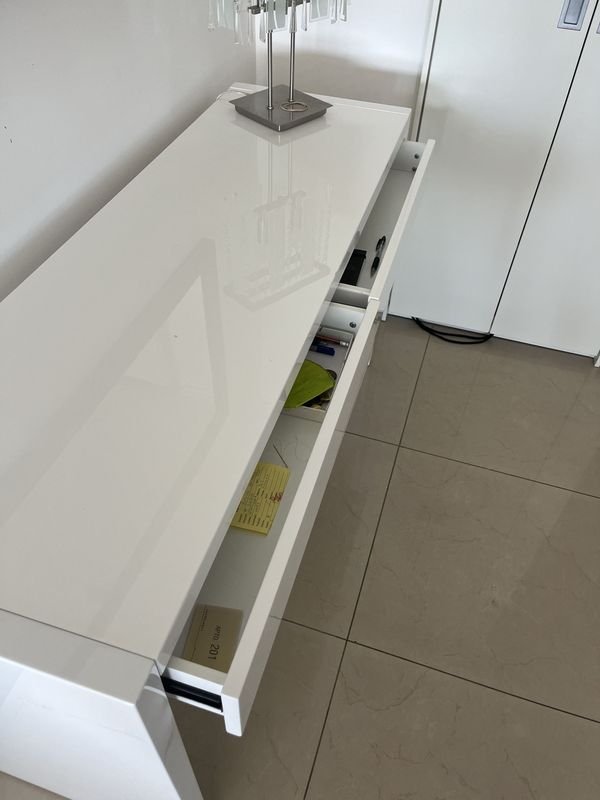 Mueble laqueado blanco con 2 cajones de excelente calidad - imagen 4
