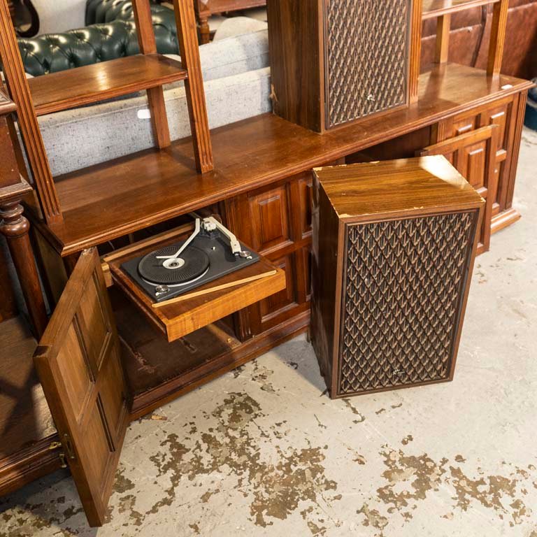 Mueble estante con luz superior y equipo de música - imagen 2