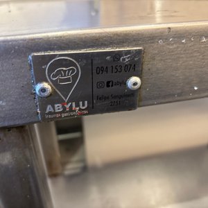 Lote #033 – Mesa auxiliar de acero inoxidable de alto calibre marca Abylu con dos estantes inferiores –  68x31x86cm - imagen 2