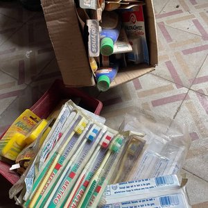 Lote siguiente: Lote de Cepillos de Dientes, Cinta Dental y Hojas de Afeitar Kolynos y Metro
