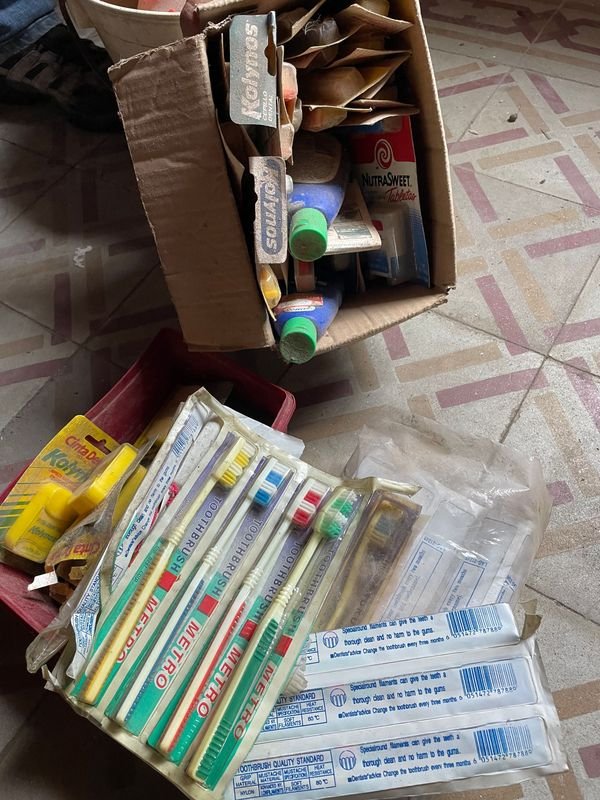 Lote de Cepillos de Dientes, Cinta Dental y Hojas de Afeitar Kolynos y Metro