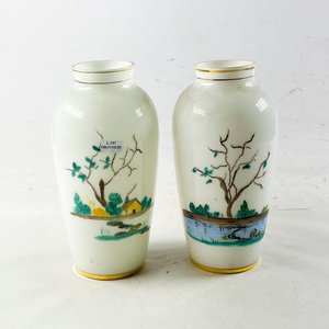 Lote anterior: Par de Floreros Blancos de Vidrio con Paisaje Pintado, 26 cm