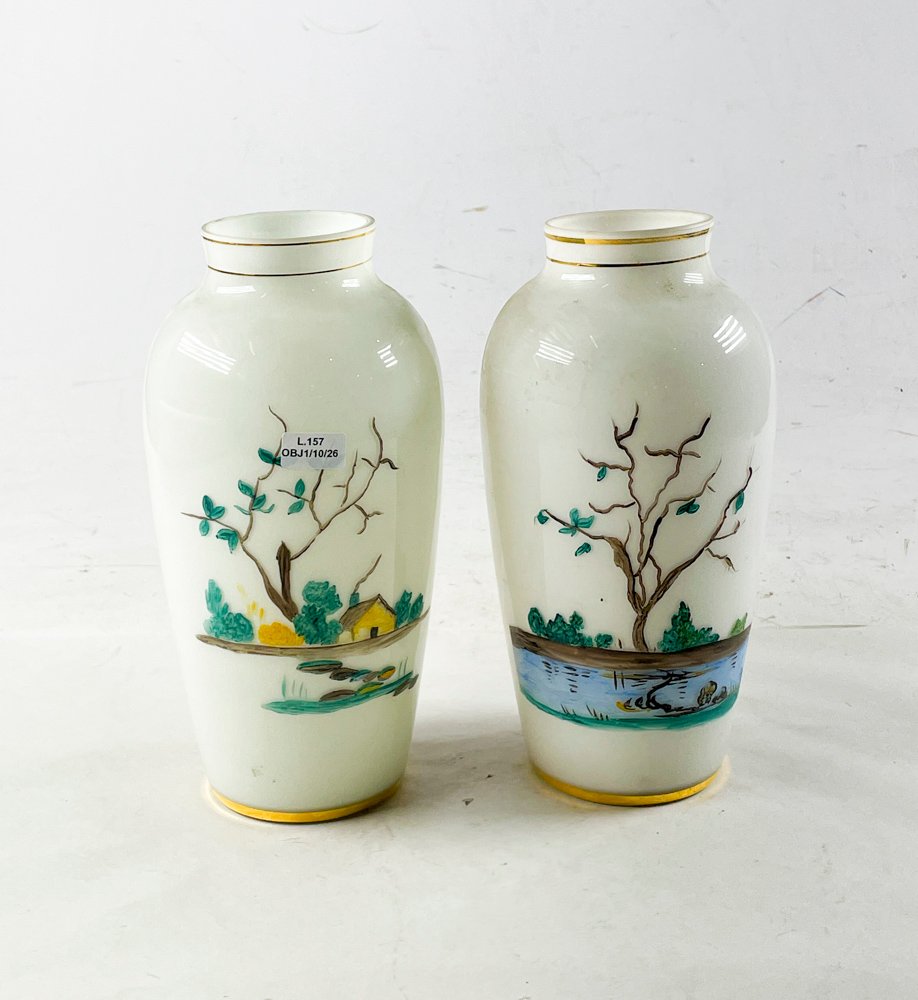Par de Floreros Blancos de Vidrio con Paisaje Pintado, 26 cm