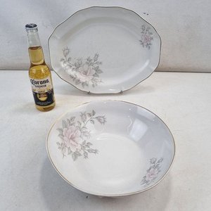 L 396 - 2 Piezas - Par de atractivas fuentes en porcelana 'Olmós' Industria Uruguaya, con decorado floral en tonos pastel y detalles dorados (Medidas fuente ovalada 35x24cm / fuente redonda 26cm) - imagen 2