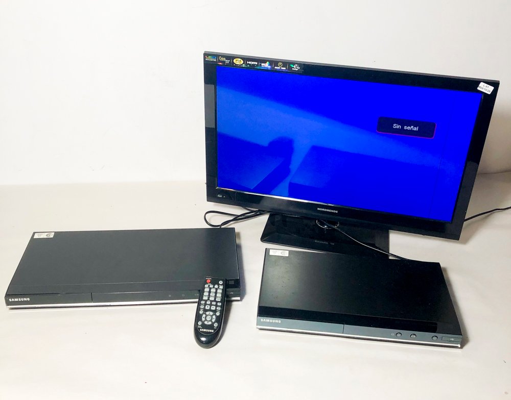 Televisor Nordmende y dos reproductores DVD Samsung