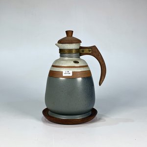 Jarra de Cerámica Gris con Tapa, Asa y Platillo de Madera - imagen 1