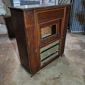 Lote siguiente: Mueble de Radio Antigua de Madera Oscura