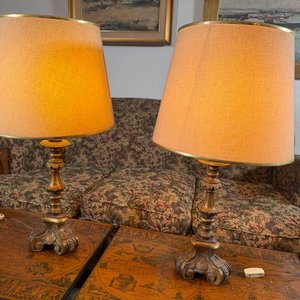 Par de Lámparas de Mesa con Base de Madera Torneada y Pantallas - imagen 3