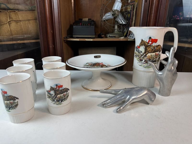 Lote anterior: Juego en loza motivo cacería. Jarra, 6 vasos y centro con pié.