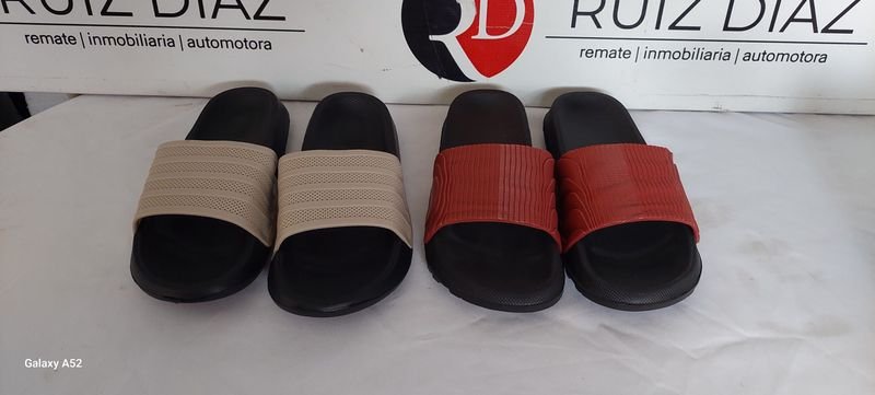 Lote siguiente: Sandalias de cuero y tela en excelente condición